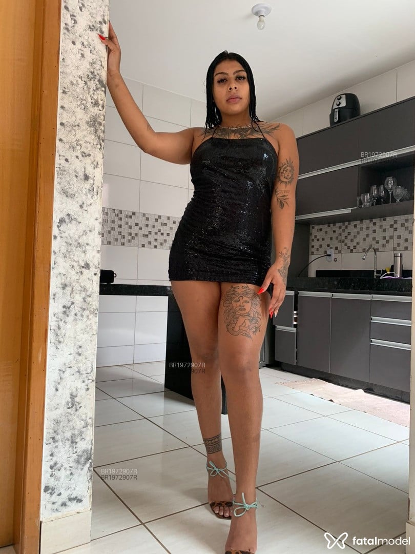 Acompanhante mulher com cabelo castanho de olhos castanhos em Goiânia - Letícia
