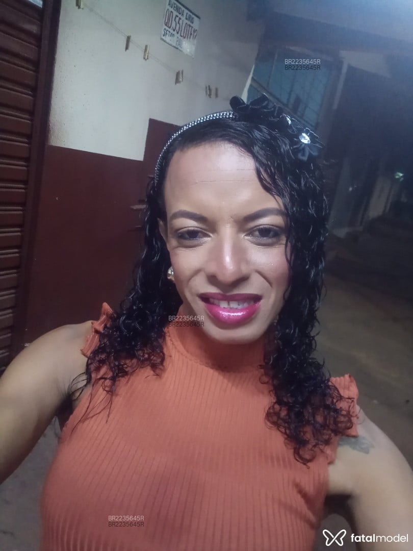 Acompanhante mulher trans com cabelo castanho de olhos castanhos em Goianira Acompanhante mulher trans com cabelo castanho de olhos castanhos em Goianira - Valéria Vasques