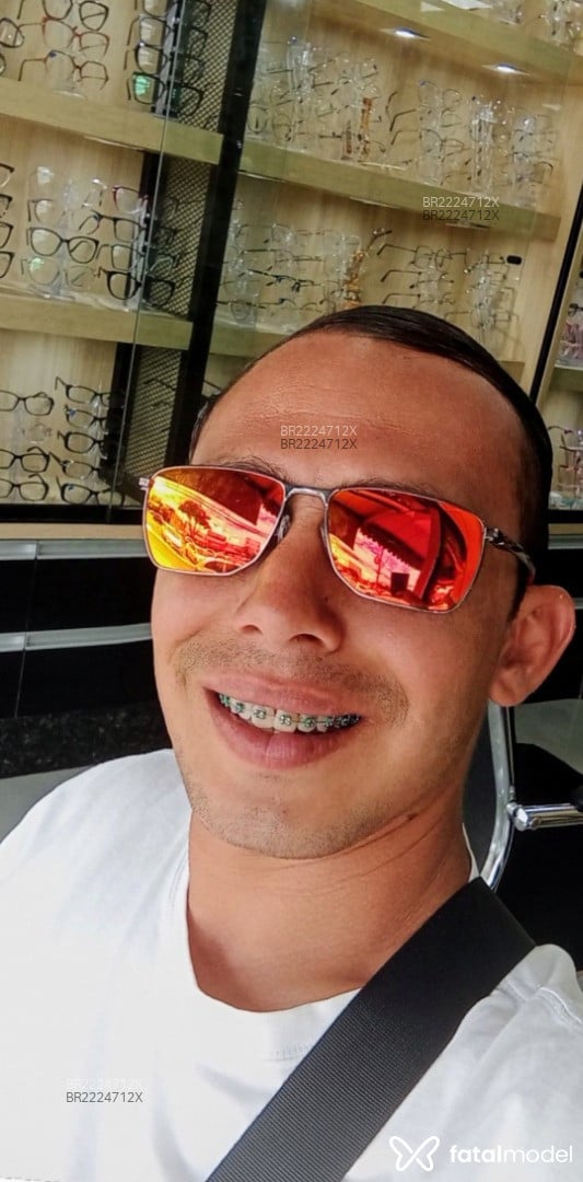 Acompanhante homem com cabelo castanho de olhos verdes em Brasília - Dourado