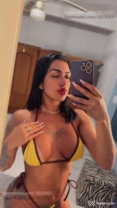 Acompanhante mulher com cabelo castanho de olhos pretos - Rafaella Acompanhante mulher com cabelo castanho de olhos pretos - Rafaella