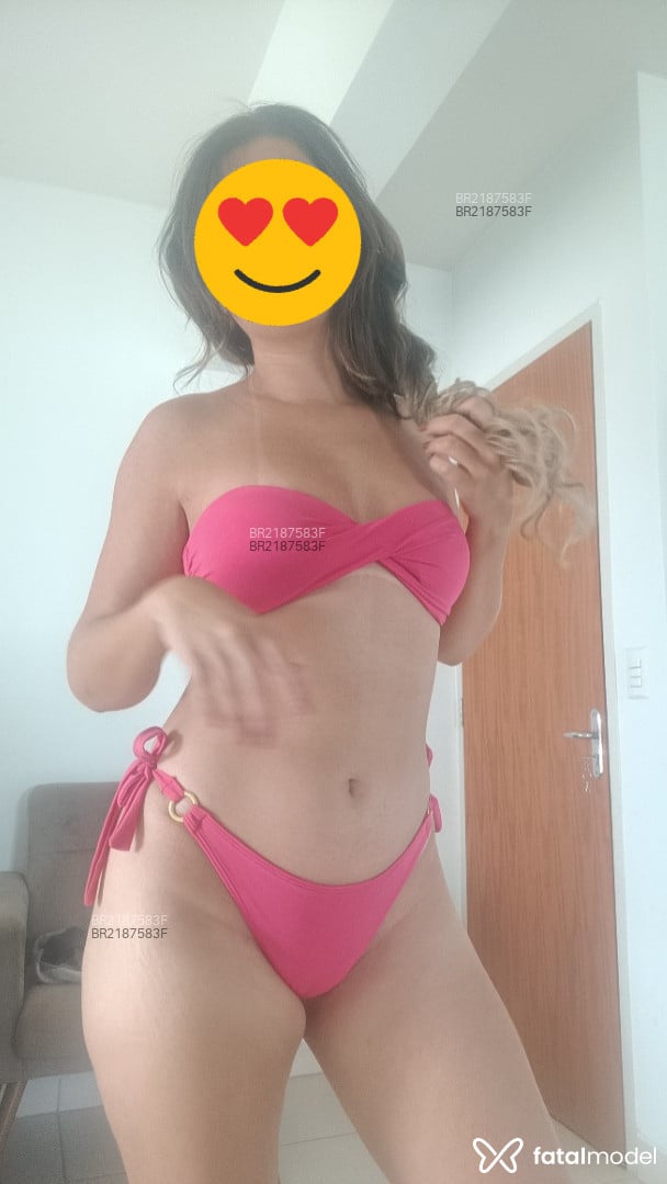 Acompanhante mulher loira (o) de olhos castanhos - Stefany