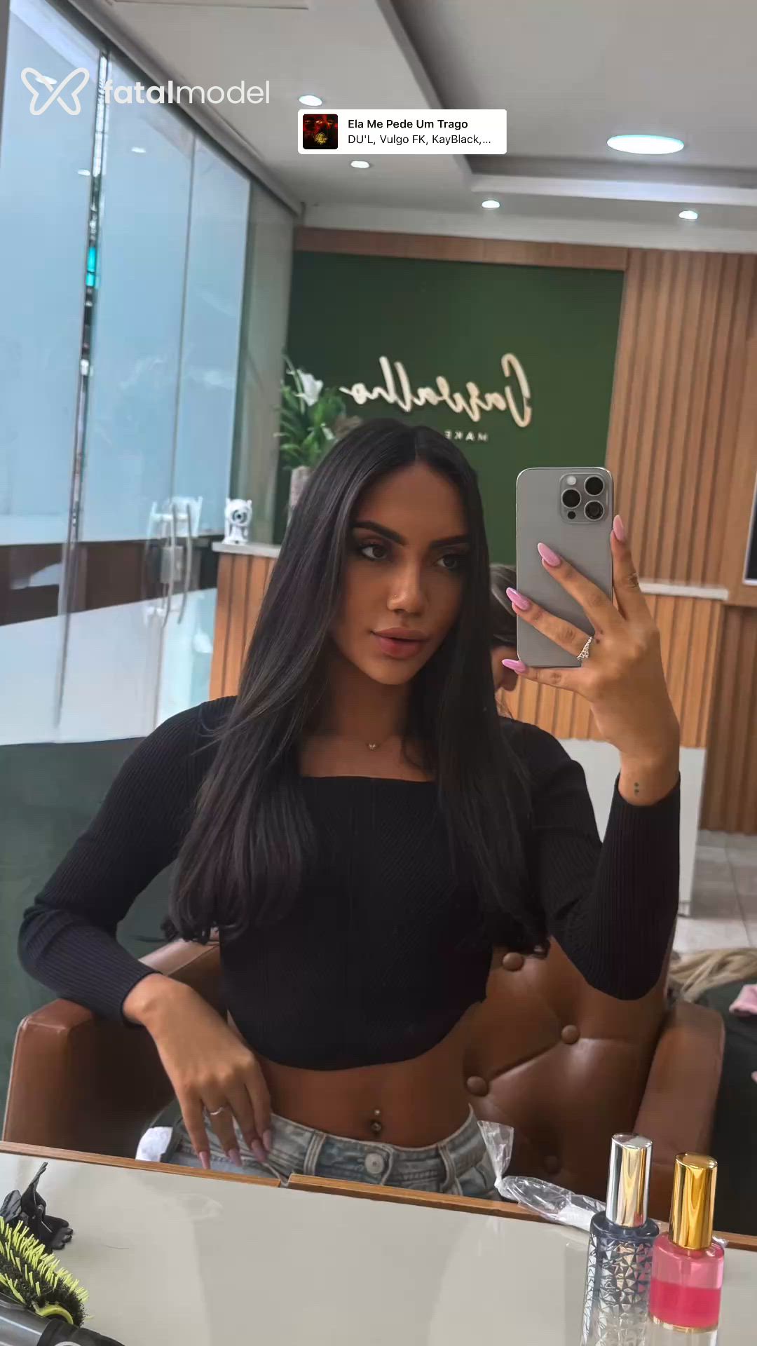 Acompanhante mulher trans morena (o) de olhos pretos - Kauani