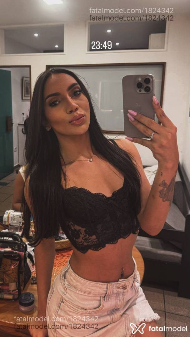 Acompanhante mulher trans morena (o) de olhos pretos - Kauani