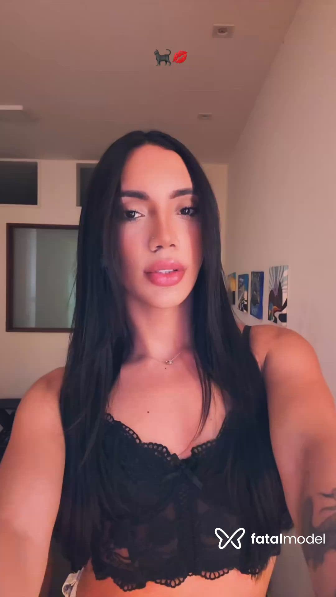 Acompanhante mulher trans morena (o) de olhos pretos - Kauani