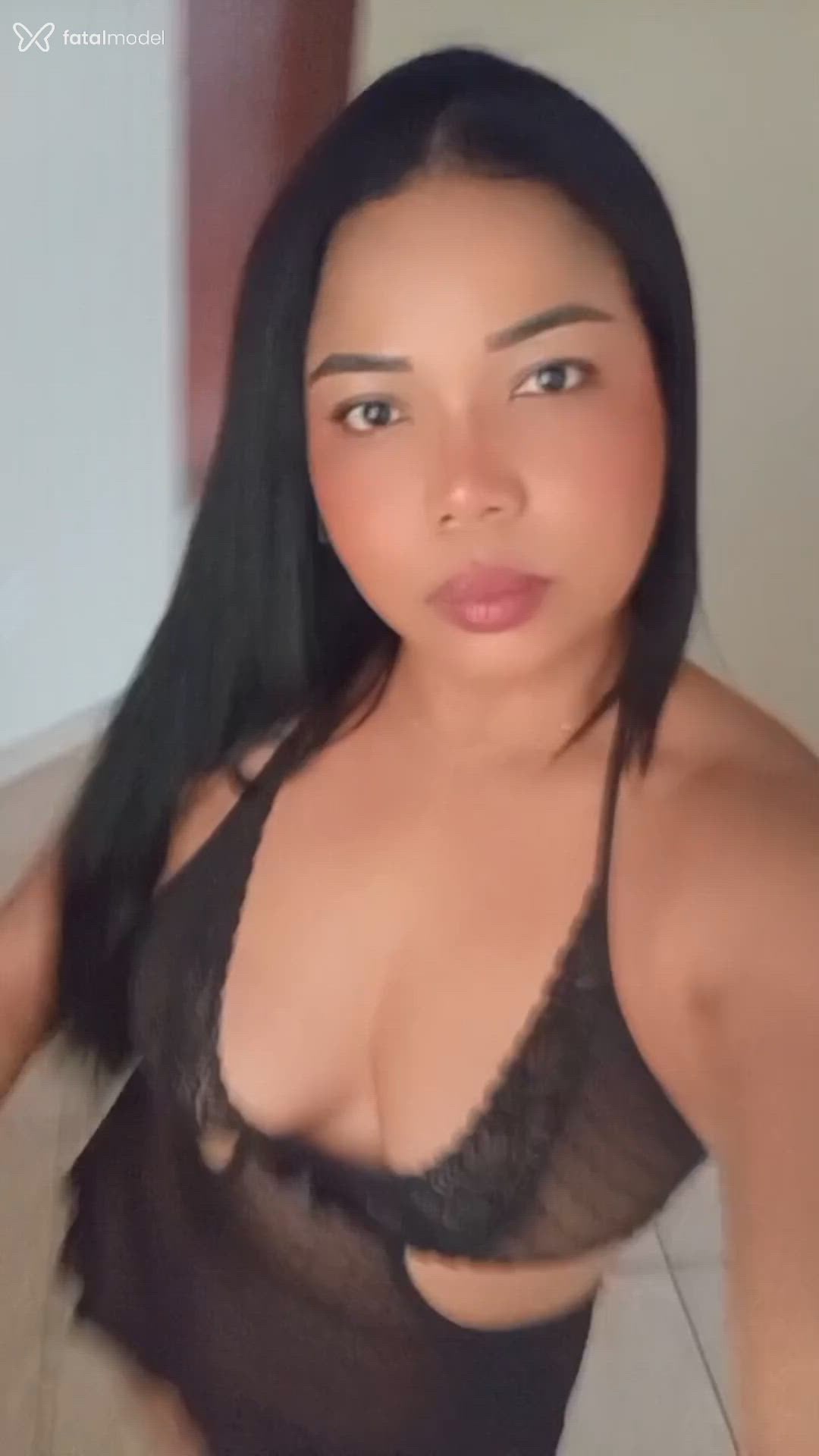 Acompanhante mulher morena (o) de olhos pretos - Sol