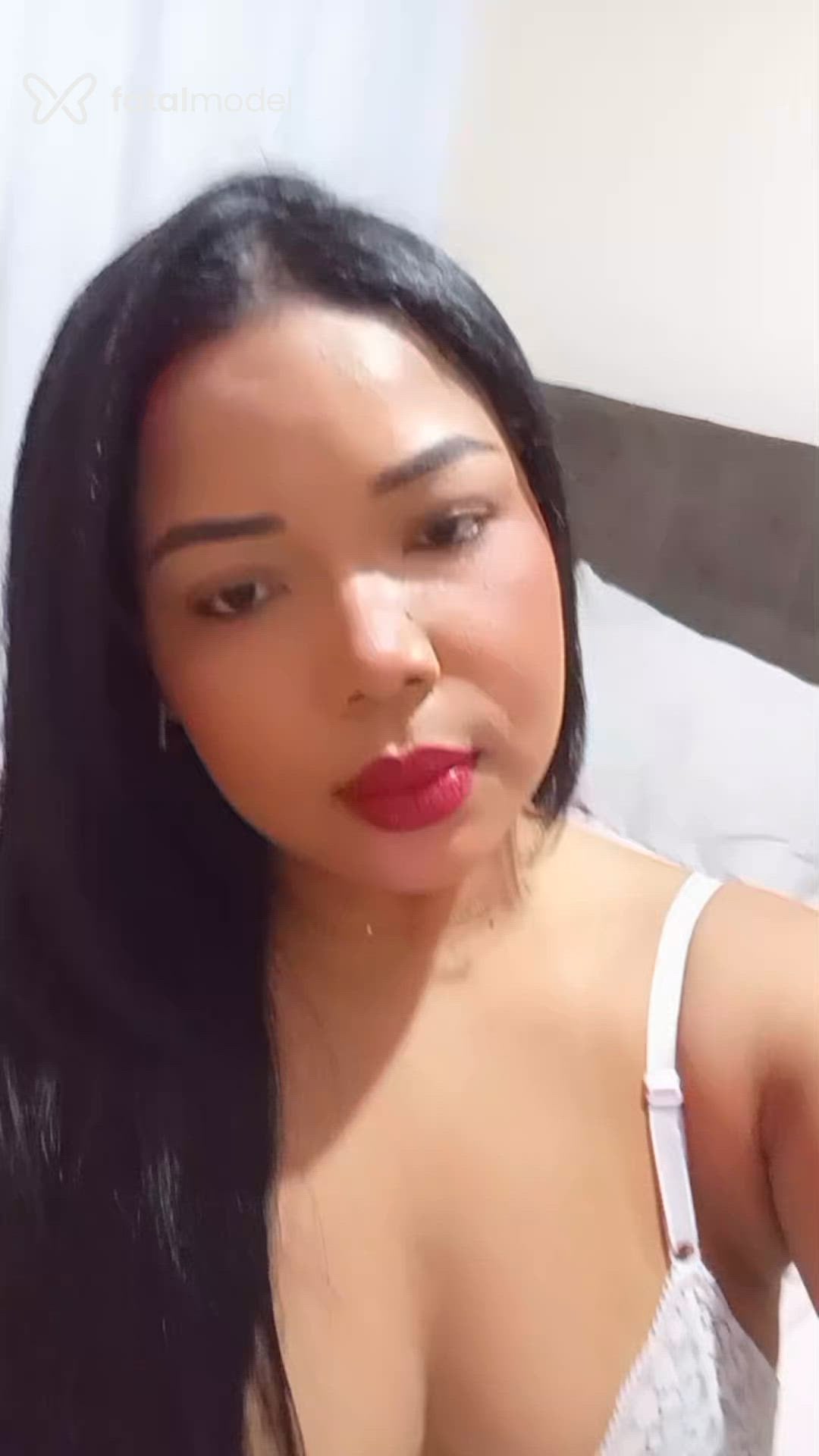 Acompanhante mulher morena (o) de olhos pretos - Sol