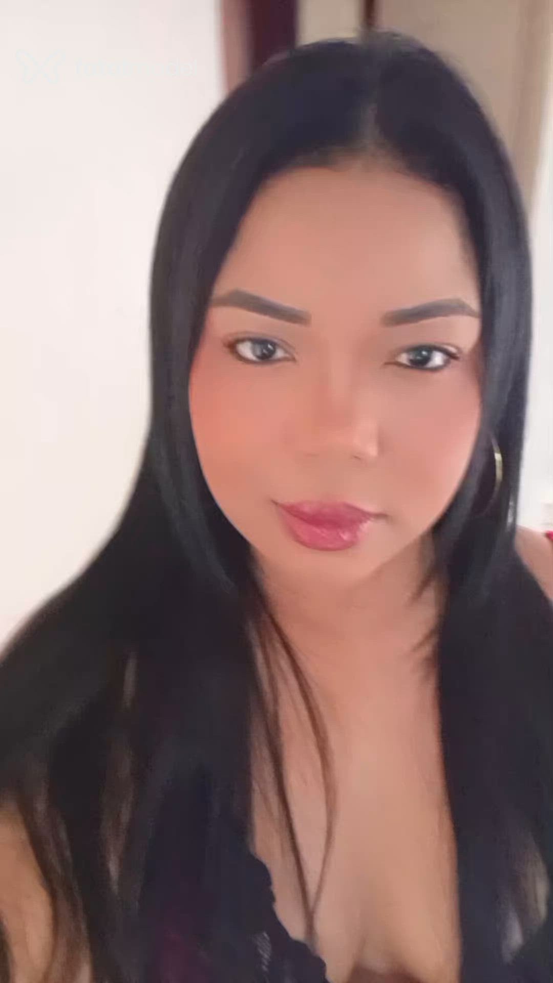 Acompanhante mulher morena (o) de olhos pretos - Sol