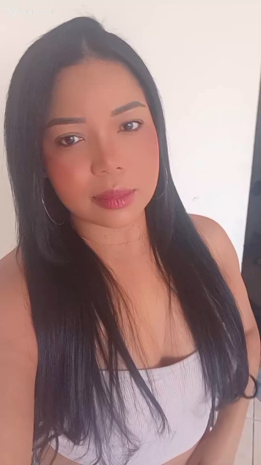 Acompanhante mulher morena (o) de olhos pretos - Sol