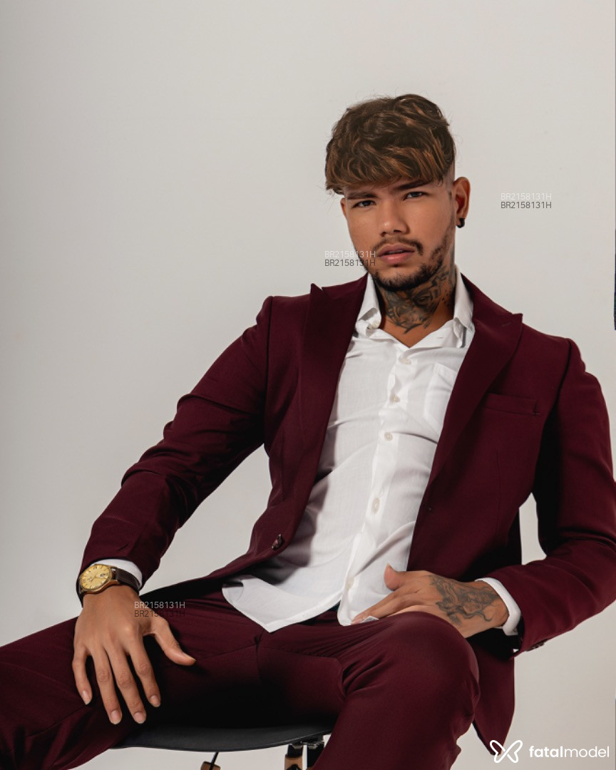 Acompanhante homem com cabelo castanho de olhos castanhos em Fortaleza Acompanhante homem com cabelo castanho de olhos castanhos em Fortaleza - Demétrio