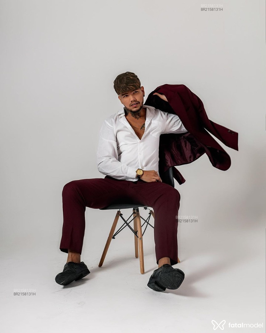 Acompanhante homem com cabelo castanho de olhos castanhos em Fortaleza Acompanhante homem com cabelo castanho de olhos castanhos em Fortaleza - Demétrio