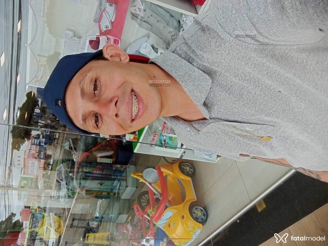 Acompanhante homem com cabelo castanho de olhos verdes em Brasília - Dourado