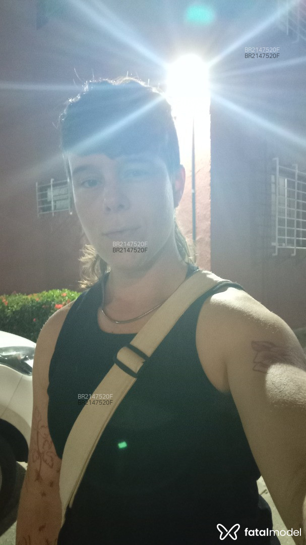 Acompanhante não-binário com cabelo castanho de olhos castanhos em Recife - Joana
