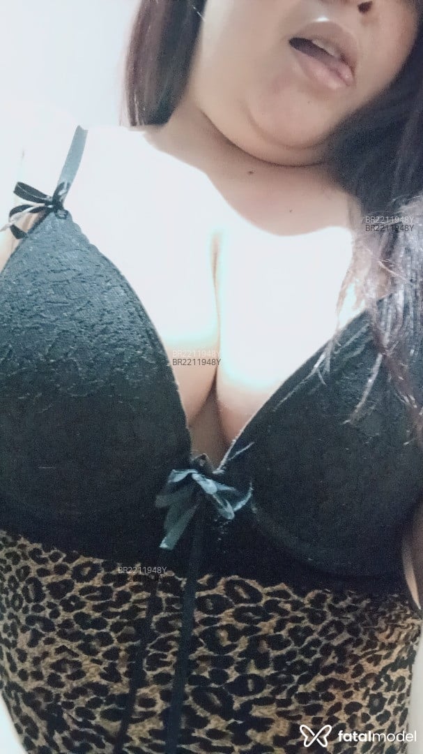 Acompanhante mulher com cabelo castanho de olhos castanhos - Kett Santos