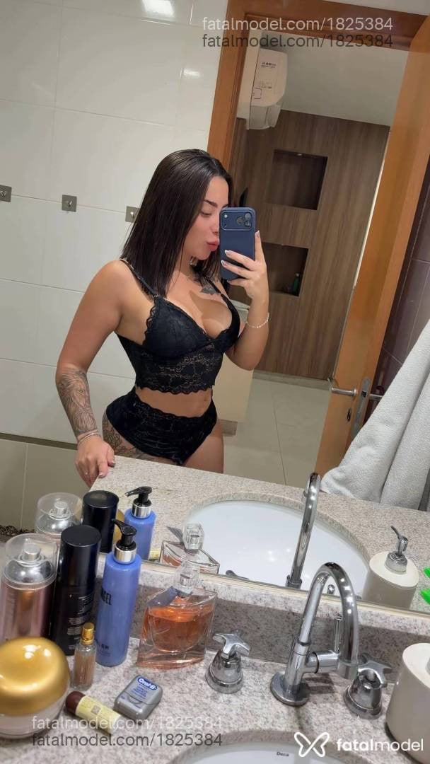 Acompanhante mulher morena (o) de olhos castanhos - Júlia