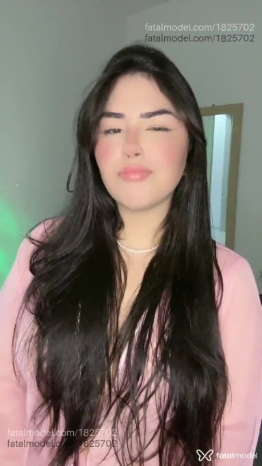 Acompanhante mulher com cabelo castanho de olhos mel - Yume Suzuki Acompanhante mulher com cabelo castanho de olhos mel - Yume Suzuki