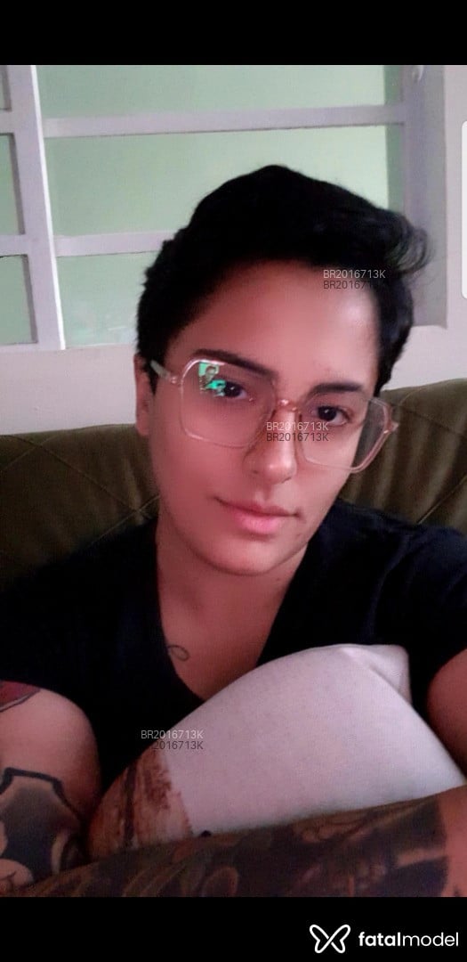 Acompanhante mulher morena (o) de olhos castanhos - âmbar Acompanhante mulher morena (o) de olhos castanhos - âmbar