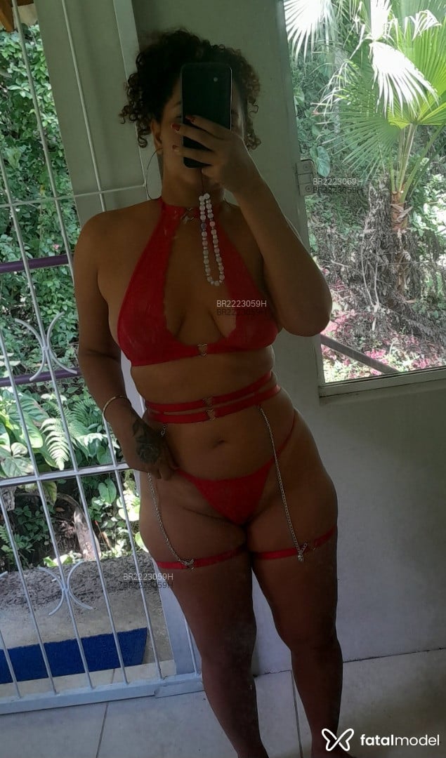Acompanhante mulher com cabelo castanho de olhos pretos em Timbó Acompanhante mulher com cabelo castanho de olhos pretos em Timbó - Roberta