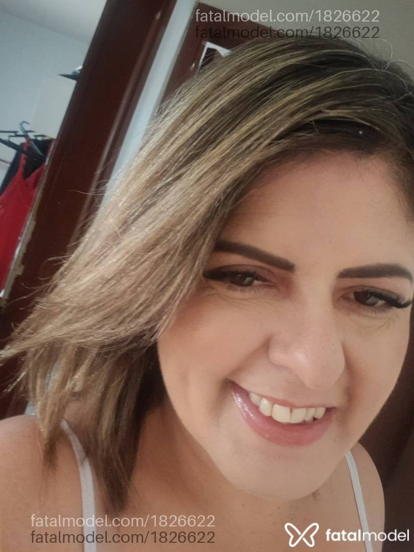 Acompanhante mulher loira (o) de olhos castanhos - maria