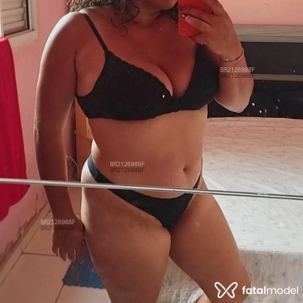 Acompanhante mulher com cabelo castanho de olhos castanhos - Morena Flor Acompanhante mulher com cabelo castanho de olhos castanhos - Morena Flor