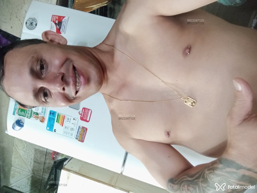 Acompanhante homem com cabelo castanho de olhos verdes em Brasília - Dourado