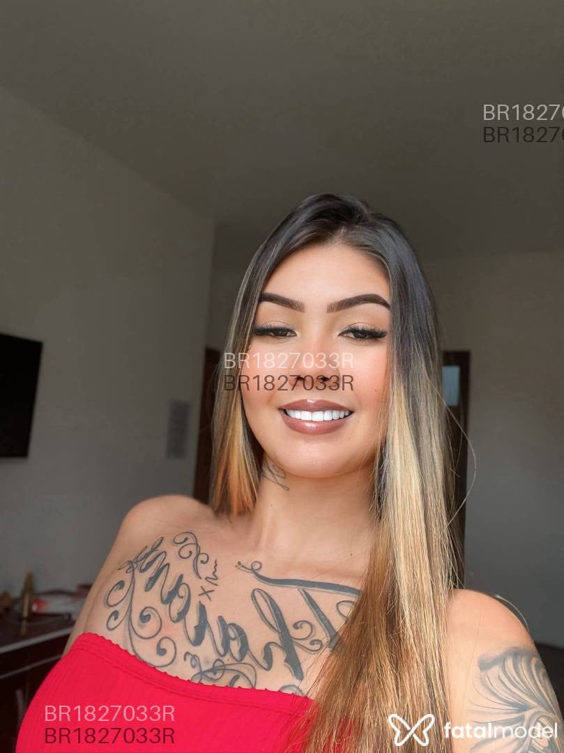 Acompanhante mulher loira (o) de olhos castanhos - Monick