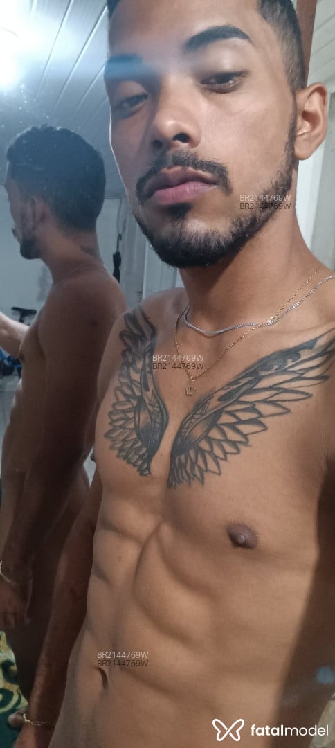 Acompanhante homem com cabelo castanho de olhos pretos - Josue
