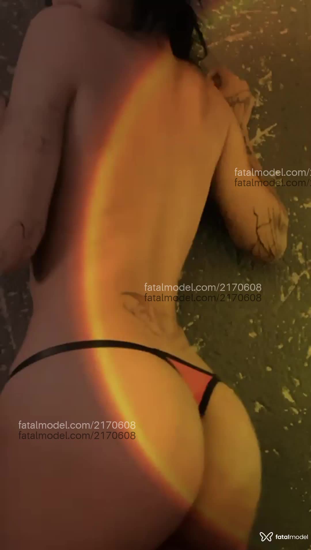 Acompanhante mulher com cabelo colorido de olhos pretos - Missdoll