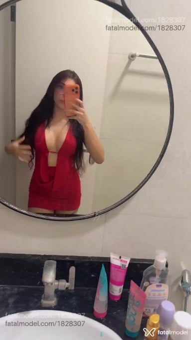 Acompanhante mulher morena (o) de olhos verdes - Emilly