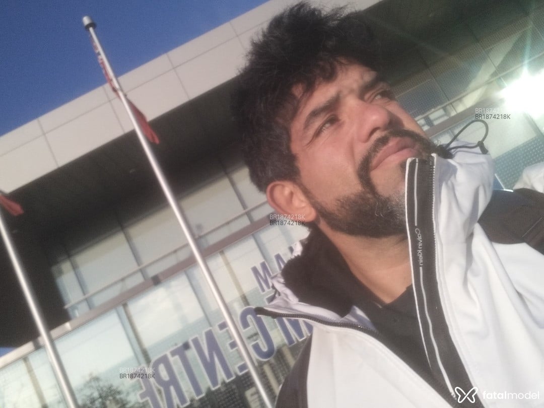 Acompanhante homem morena (o) de olhos pretos em São Paulo Acompanhante homem morena (o) de olhos pretos em São Paulo - Hullk