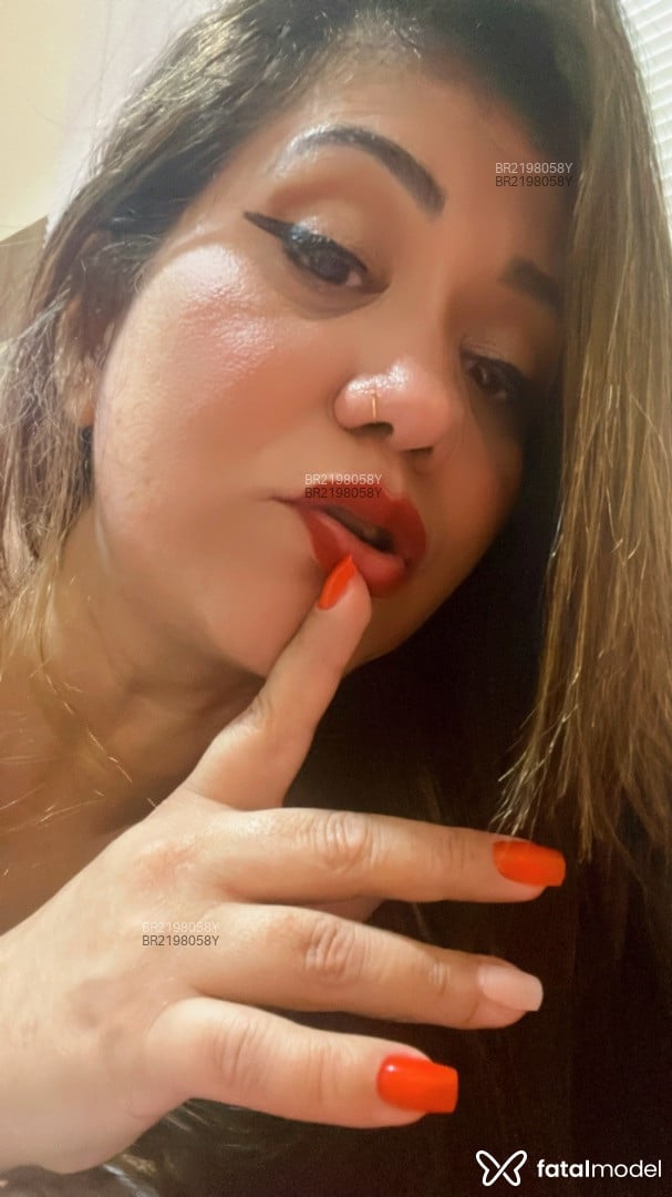 Acompanhante mulher com cabelo colorido de olhos castanhos em Machado - Crystal