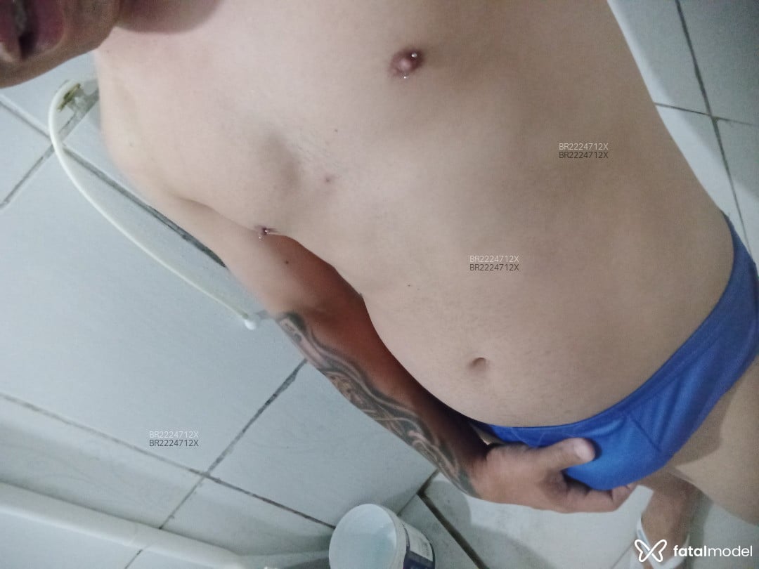 Acompanhante homem com cabelo castanho de olhos verdes em Brasília - Dourado