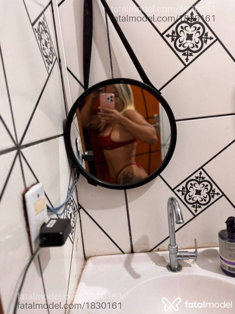 Acompanhante mulher loira (o) de olhos castanhos - Scarlett Afogosa