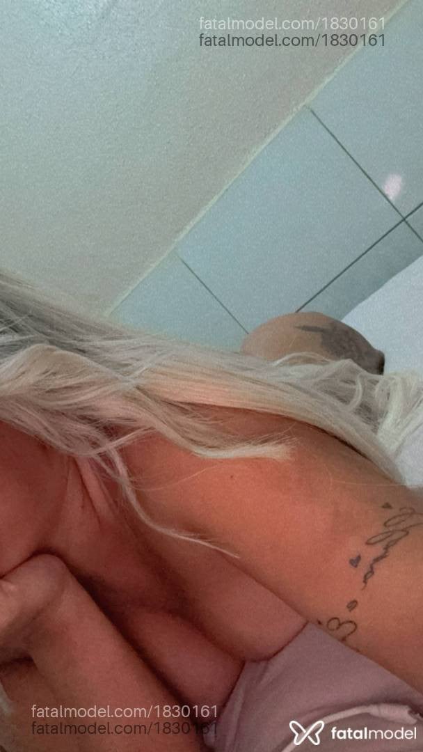 Acompanhante mulher loira (o) de olhos castanhos - Scarlett Afogosa
