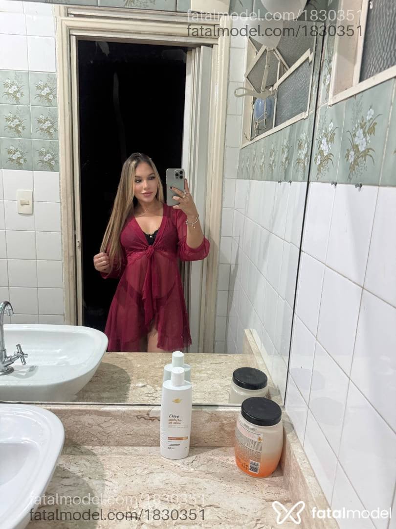 Acompanhante mulher loira (o) de olhos castanhos - Clara