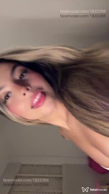 Acompanhante mulher loira (o) de olhos castanhos - Maitê