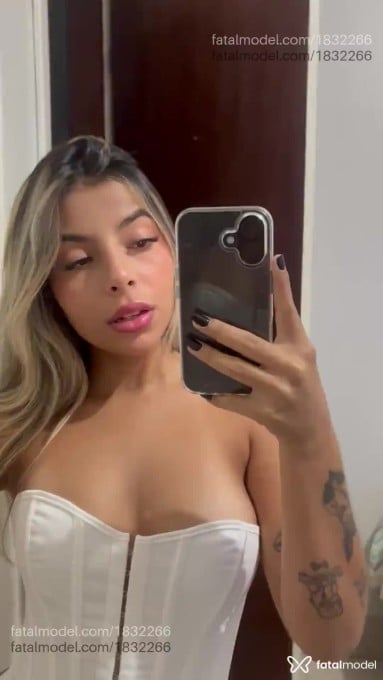 Acompanhante mulher loira (o) de olhos castanhos - Maitê