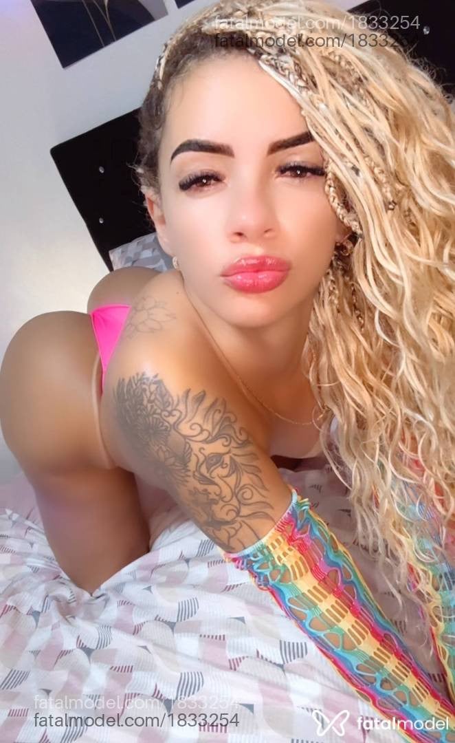 Acompanhante mulher loira (o) de olhos castanhos - Loren Miller