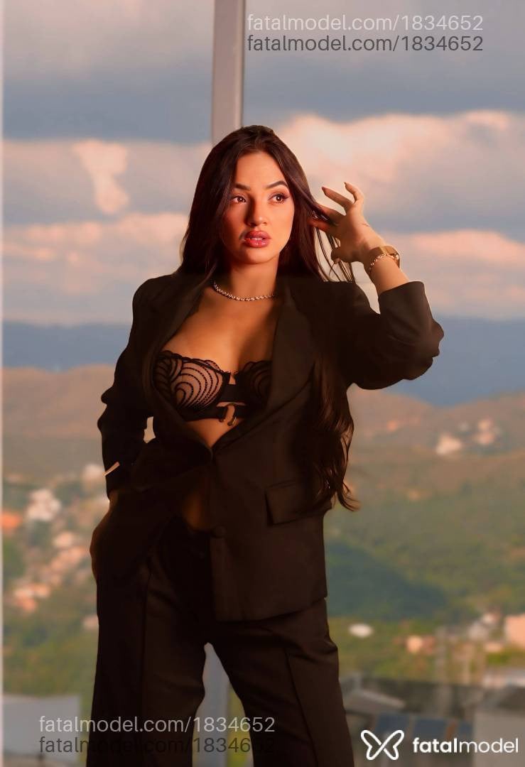 Acompanhante mulher com cabelo castanho de olhos mel - Luana Garcia