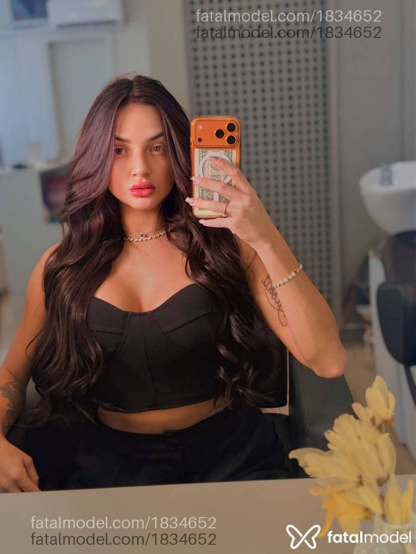 Acompanhante mulher com cabelo castanho de olhos mel - Luana Garcia