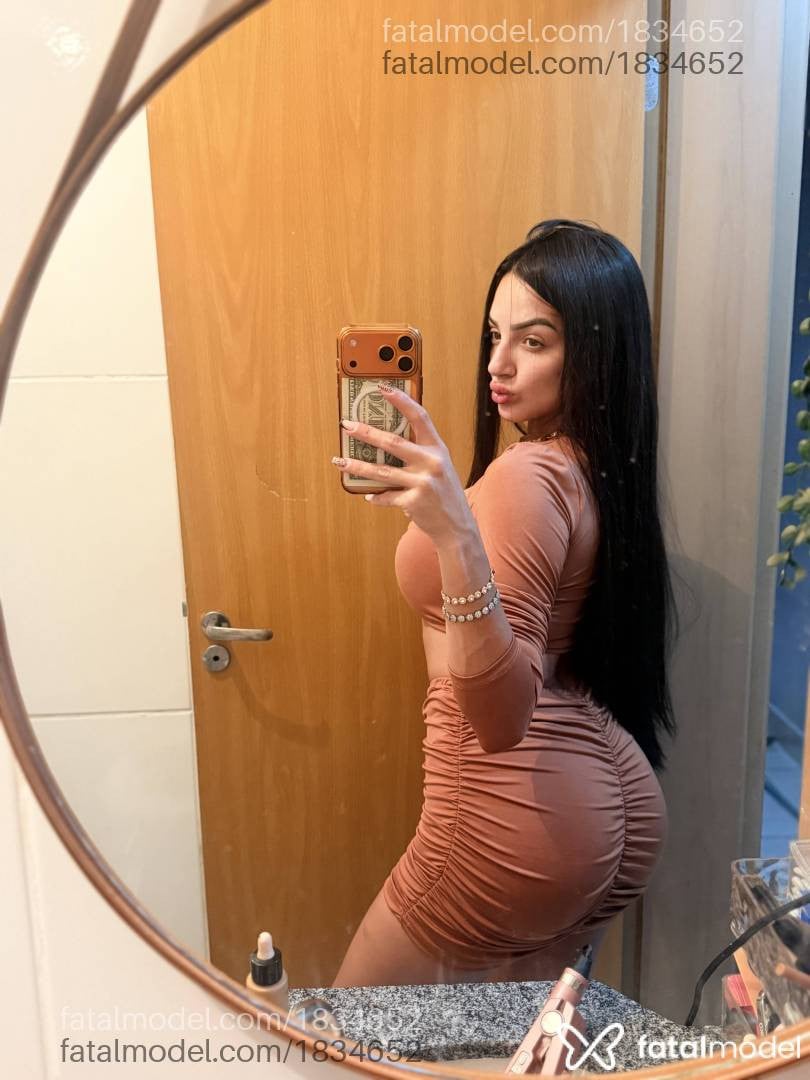 Acompanhante mulher com cabelo castanho de olhos mel - Luana Garcia