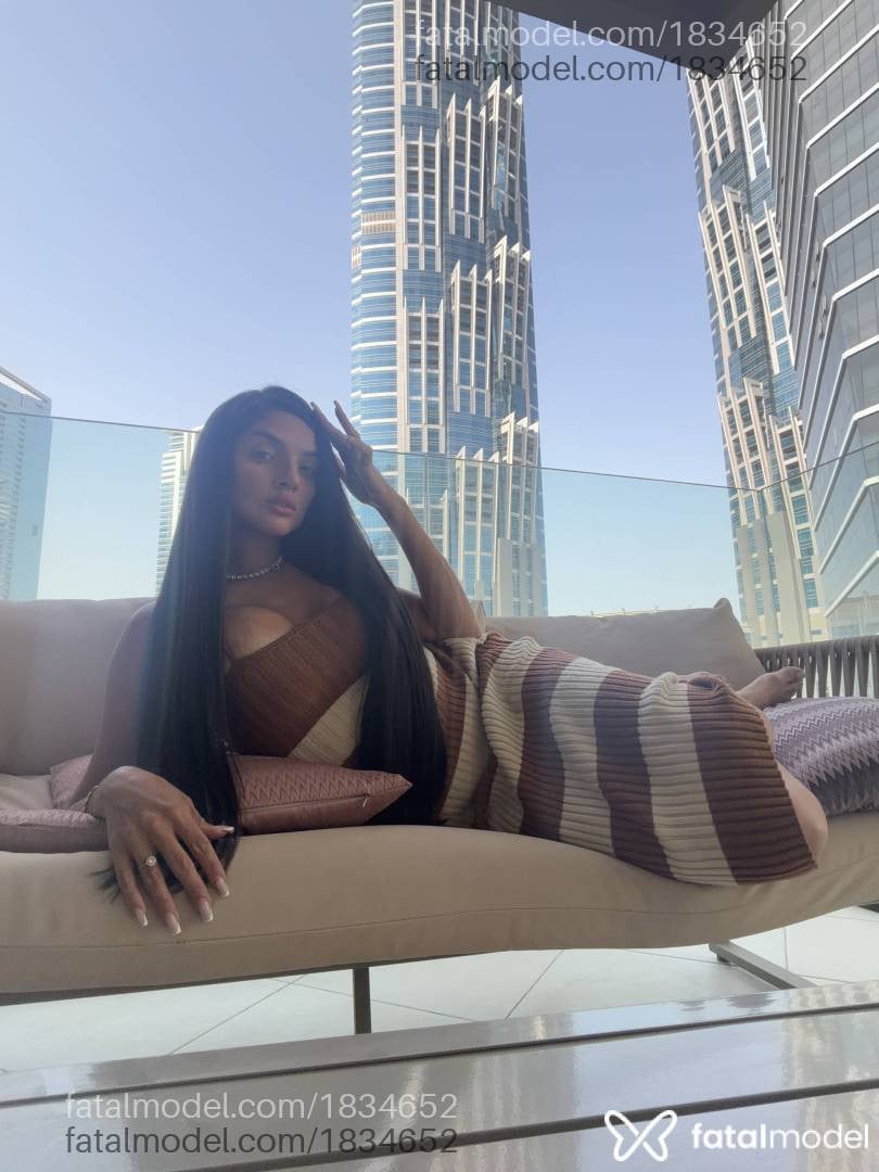 Acompanhante mulher com cabelo castanho de olhos mel - Luana Garcia