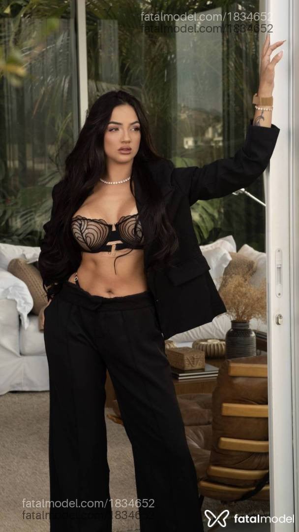 Acompanhante mulher com cabelo castanho de olhos mel - Luana Garcia