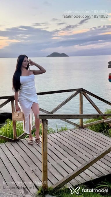 Acompanhante mulher com cabelo castanho de olhos mel em Belo Horizonte - Luana Garcia