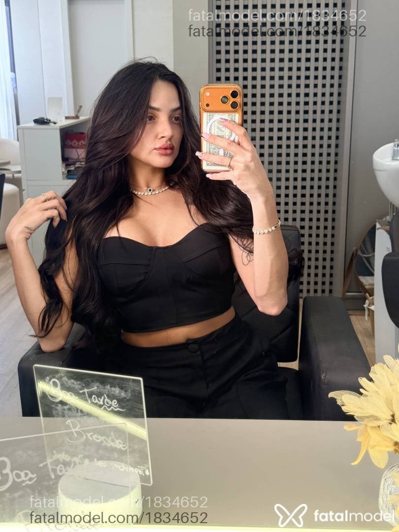 Acompanhante mulher com cabelo castanho de olhos mel - Luana Garcia