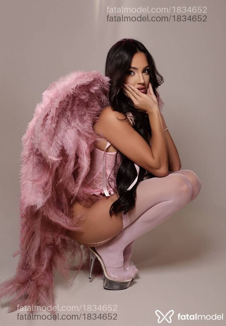 Acompanhante mulher com cabelo castanho de olhos mel - Luana Garcia