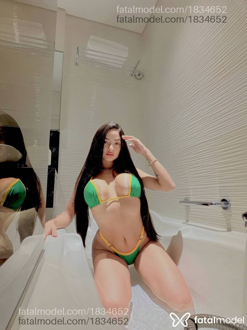 Acompanhante mulher com cabelo castanho de olhos mel - Luana Garcia