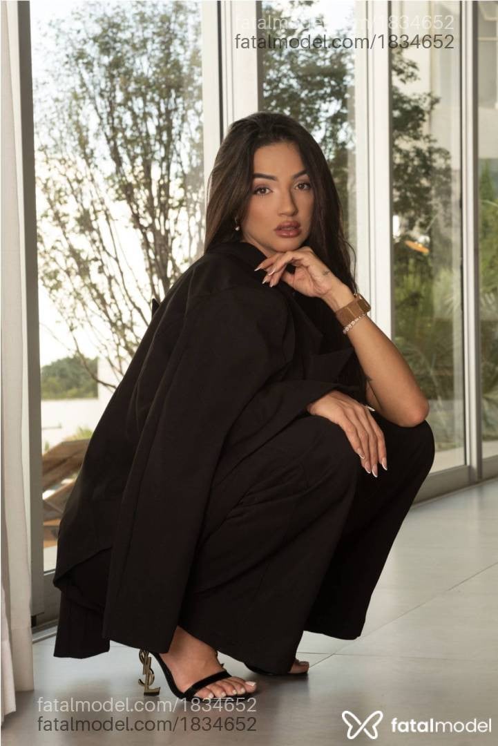 Acompanhante mulher com cabelo castanho de olhos mel - Luana Garcia