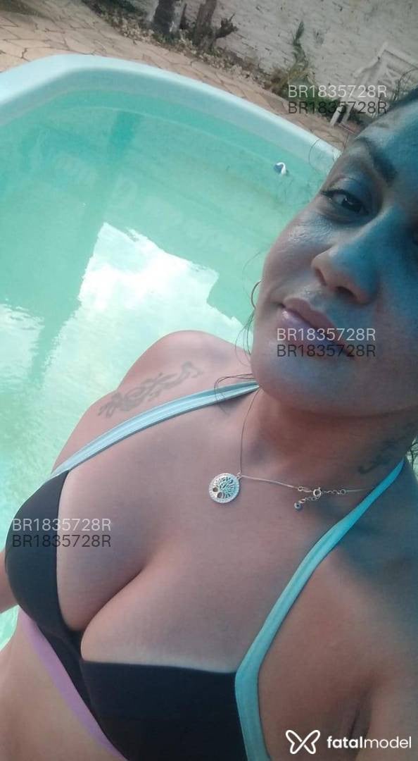 Acompanhante mulher com cabelo colorido de olhos castanhos em Xangri-Lá Acompanhante mulher com cabelo colorido de olhos castanhos em Xangri-Lá - Ravena