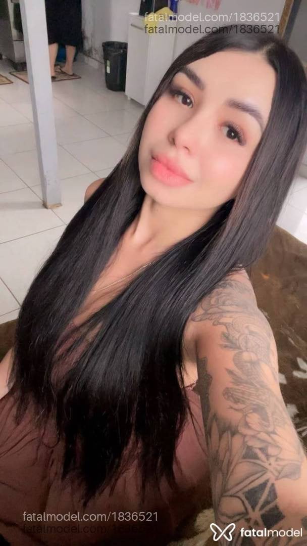 Acompanhante mulher com cabelo castanho de olhos castanhos - Estrela
