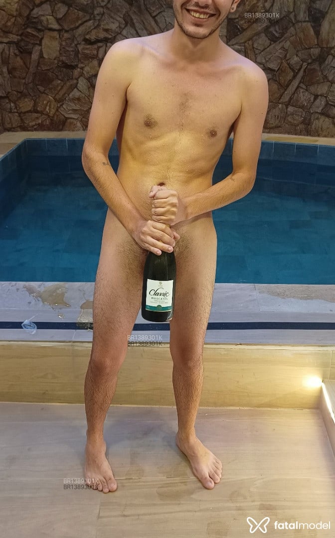 Acompanhante homem com cabelo castanho de olhos castanhos em São José Acompanhante homem com cabelo castanho de olhos castanhos em São José - Léo